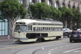 San Francisco F-Market & Wharves mit Triebwagen 1056 auf Steuart Street (2010)
