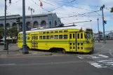 San Francisco F-Market & Wharves mit Triebwagen 1057 in der Kreuzung The Embarcadero/Mission Street (2010)