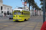 San Francisco F-Market & Wharves mit Triebwagen 1057nah Embarcadero & Bay (2010)