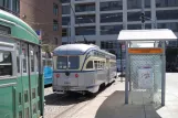 San Francisco F-Market & Wharves mit Triebwagen 1060 am San Francisco Railway Museum (2010)