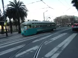 San Francisco F-Market & Wharves mit Triebwagen 1076 auf Steuart Street (2023)