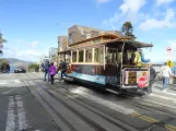 San Francisco Kabelstraßenbahn Powell-Hyde mit Kabelstraßenbahn 17 am Lombard St (2023)