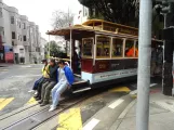 San Francisco Kabelstraßenbahn Powell-Hyde mit Kabelstraßenbahn 23 in der Kreuzung Hyde Street / Jackson Street (2023)