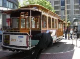 San Francisco Kabelstraßenbahn Powell-Hyde mit Kabelstraßenbahn 28 am Powell & Market  von hinten gesehen (2009)