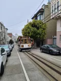 San Francisco Kabelstraßenbahn Powell-Hyde mit Kabelstraßenbahn 7 auf Washington St (2022)