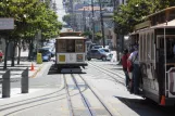 San Francisco Kabelstraßenbahn Powell-Mason mit Kabelstraßenbahn 11 auf Taylor St (2010)