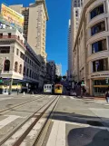 San Francisco Kabelstraßenbahn Powell-Mason mit Kabelstraßenbahn 12 auf Market & 5th (2023)