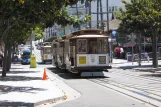 San Francisco Kabelstraßenbahn Powell-Mason mit Kabelstraßenbahn 21 in der Kreuzung Taylor Street/Francisco Street (2010)