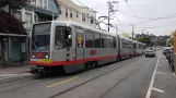 San Francisco Straßenbahnlinie N Judah mit Gelenkwagen 1495 am 9th Ave & Irving St. (2021)