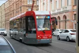 Sankt Petersburg Straßenbahnlinie 3 mit Triebwagen 7512 auf Ulitsa Komsomola (2018)