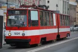 Sankt Petersburg Straßenbahnlinie 49 mit Gelenkwagen 1024 auf Ligovsky Ave (2018)