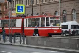 Sankt Petersburg Straßenbahnlinie 49 mit Gelenkwagen 1029 auf Ligovsky Ave (2018)