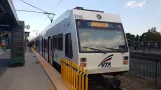Santa Clara Regionallinie Orange 900 mit Niederflurgelenkwagen 976 am Mountain View (2019)