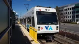 Santa Clara Regionallinie Orange 900 mit Niederflurgelenkwagen 987 auf N Mathilda Ave (2021)