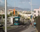 Santa Cruz de Tenerife Straßenbahnlinie 2 mit Niederflurgelenkwagen 07 am Tíncer (2017)