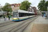 Schwerin Straßenbahnlinie 2 mit Niederflurgelenkwagen 819 am Platz der Jugend (2015)
