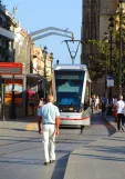 Sevilla Straßenbahnlinie T1 mit Niederflurgelenkwagen 301 am Archivo de Indias (2017)