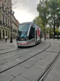 Sevilla Straßenbahnlinie T1 mit Niederflurgelenkwagen 301 am Plaza Nueva (2023)