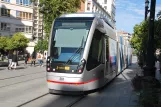 Sevilla Straßenbahnlinie T1 mit Niederflurgelenkwagen 301 auf Av. de la Constitución (2018)