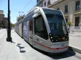 Sevilla Straßenbahnlinie T1 mit Niederflurgelenkwagen 302 am Archivo de Indias (2014)