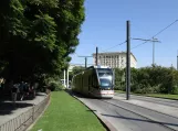 Sevilla Straßenbahnlinie T1 mit Niederflurgelenkwagen 303 auf Puerta de Jerez (2017)
