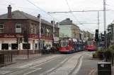 Sheffield Straßenbahnlinie Lila mit Niederflurgelenkwagen 112 auf Langsett Road (2011)