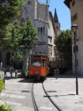 Sóller Straßenbahnlinie mit Triebwagen 1 nahe bei Iglesia de Sant Bartomeu (2013)