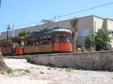 Sóller Straßenbahnlinie mit Triebwagen 20 auf Carrer de la Marina, von der Seite gesehen (2013)