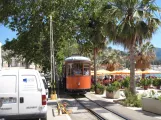 Sóller Straßenbahnlinie mit Triebwagen 24 vor Strandcafe I Soller, Carrer de la Marina (2013)