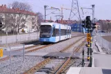 Stockholm Straßenbahnlinie 30 Tvärbanan mit Niederflurgelenkwagen 408 nahe bei Årstafältet (2003)