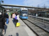 Stockholm Straßenbahnlinie 30 Tvärbanan mit Niederflurgelenkwagen 413 am Årstaberg (2019)