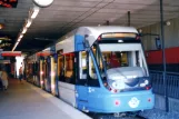 Stockholm Straßenbahnlinie 30 Tvärbanan mit Niederflurgelenkwagen 420 am Gullmarsplan (2005)