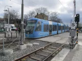 Stockholm Straßenbahnlinie 30 Tvärbanan mit Niederflurgelenkwagen 460 am Årstaberg (2019)