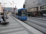 Stockholm Straßenbahnlinie 7S Spårväg City mit Niederflurgelenkwagen 3 am T-Centralen (2019)