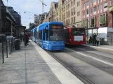 Stockholm Straßenbahnlinie 7S Spårväg City mit Niederflurgelenkwagen 5 am Kungsträdgården (2019)