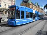 Stockholm Straßenbahnlinie 7S Spårväg City mit Niederflurgelenkwagen 5 auf Nybroplan (2015)