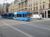 Stockholm Straßenbahnlinie 7S Spårväg City mit Niederflurgelenkwagen 6 vor NK, Hamngaten (2019)