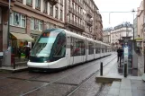 Straßburg Straßenbahnlinie A mit Niederflurgelenkwagen 2037 am Langstross/Grand'Rue (2008)