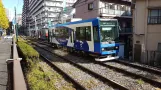 Tokio Toei Streetcar Arakawa Line mit Triebwagen 8804 nahe bei Gakushuinshita (2017)