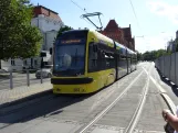 Toruń Straßenbahnlinie 3 mit Niederflurgelenkwagen 303 am Wały gen. Sikorskiego (2024)