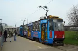 Warschau Straßenbahnlinie 33 mit Triebwagen 1450 am Wyścigi (2011)