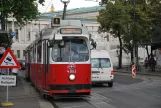 Wien Straßenbahnlinie 1 mit Gelenkwagen 4083 am Ring, Volkstheater U (2014)