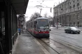 Wien Straßenbahnlinie 1 mit Niederflurgelenkwagen 758 am Burgring (2013)