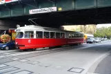 Wien Straßenbahnlinie 10 mit Gelenkwagen 4550 auf Schlossallee (2012)
