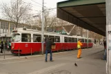 Wien Straßenbahnlinie 18 mit Gelenkwagen 4077 am Westbahnhof (2012)