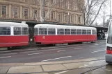 Wien Straßenbahnlinie 2 mit Beiwagen 1319 am Ring, Volkstheater U (2013)