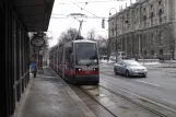 Wien Straßenbahnlinie 2 mit Niederflurgelenkwagen 696 am Burgring (2013)