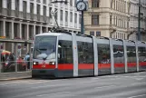 Wien Straßenbahnlinie 2 mit Niederflurgelenkwagen 727 am Oper, Karlsplatz U (2014)