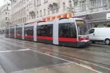 Wien Straßenbahnlinie 43 mit Niederflurgelenkwagen 763 am Skodagasse (2013)