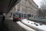Wien Straßenbahnlinie 44 mit Niederflurgelenkwagen 21 am Schottentor (2013)